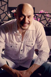 谢逊（徐锦江饰演）